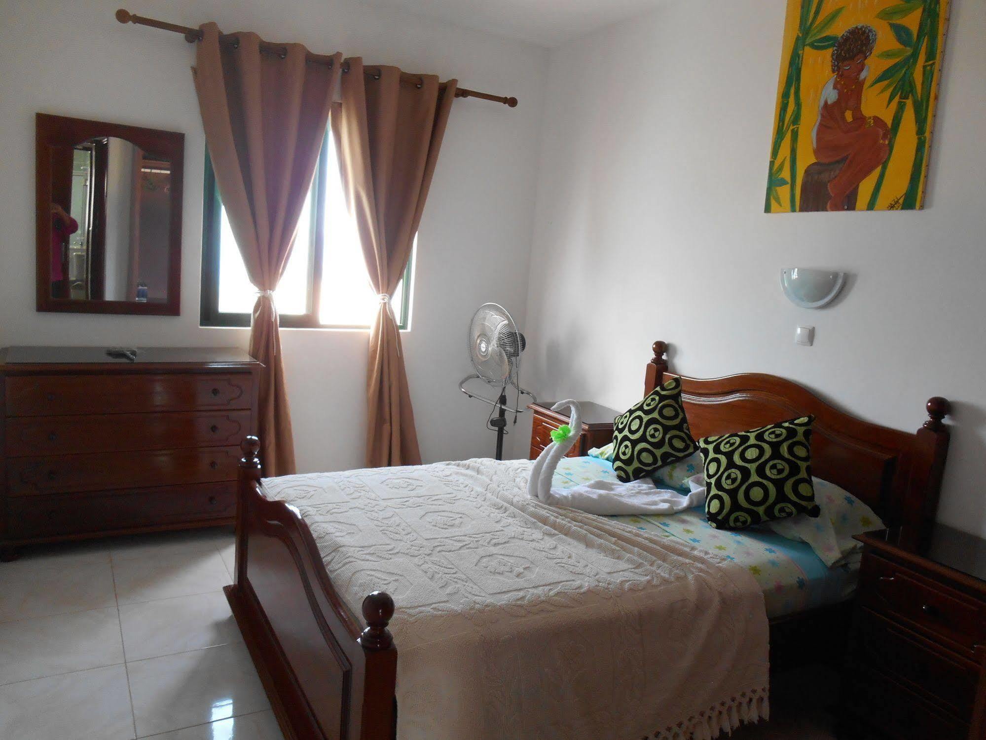 Chez Loutcha Residencial Hotel Mindelo Bagian luar foto